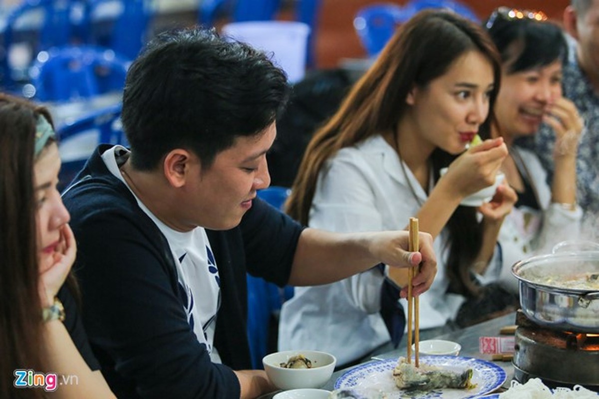 Nha Phuong tinh tu om hon Truong Giang khi di an khuya-Hinh-3